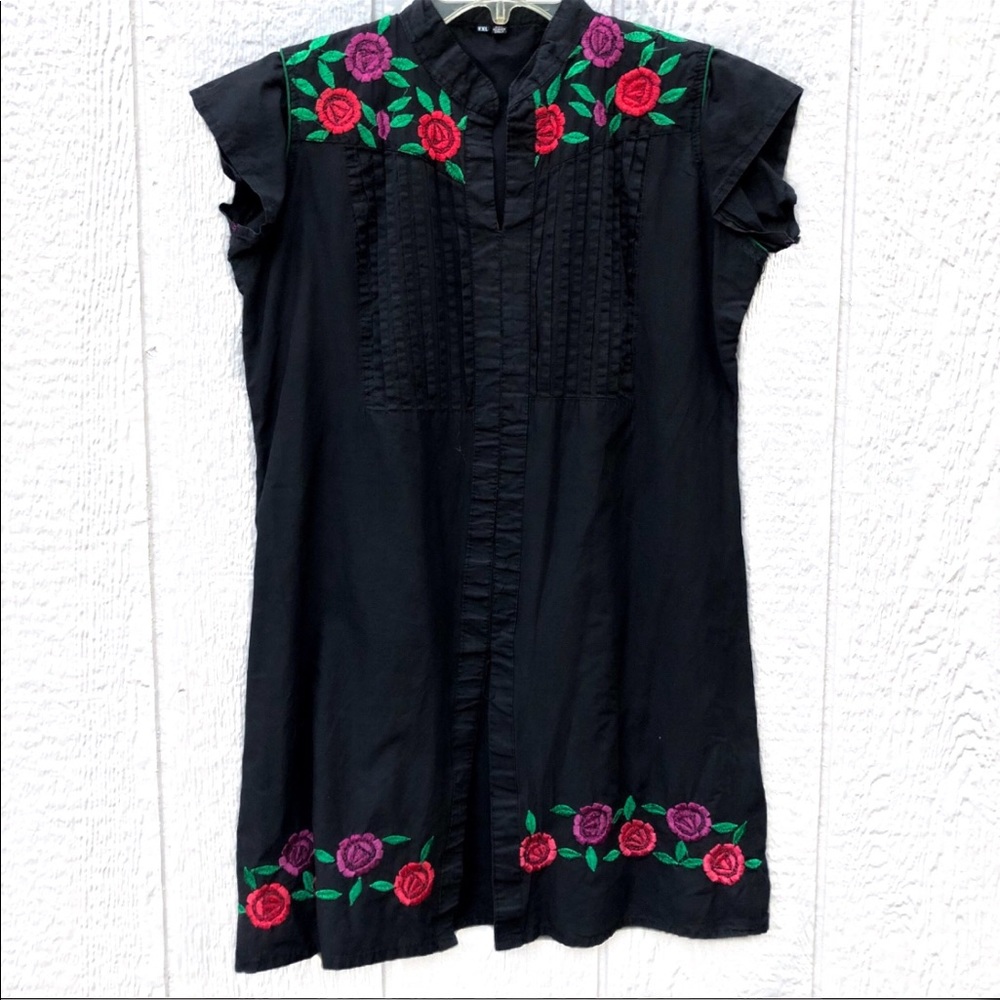 Black Top With Floral Embroidered Size XXL…
